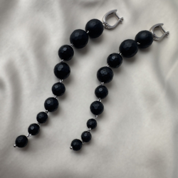 alt="Авторские серьги «Чёрная вертикаль» из натурального агата"