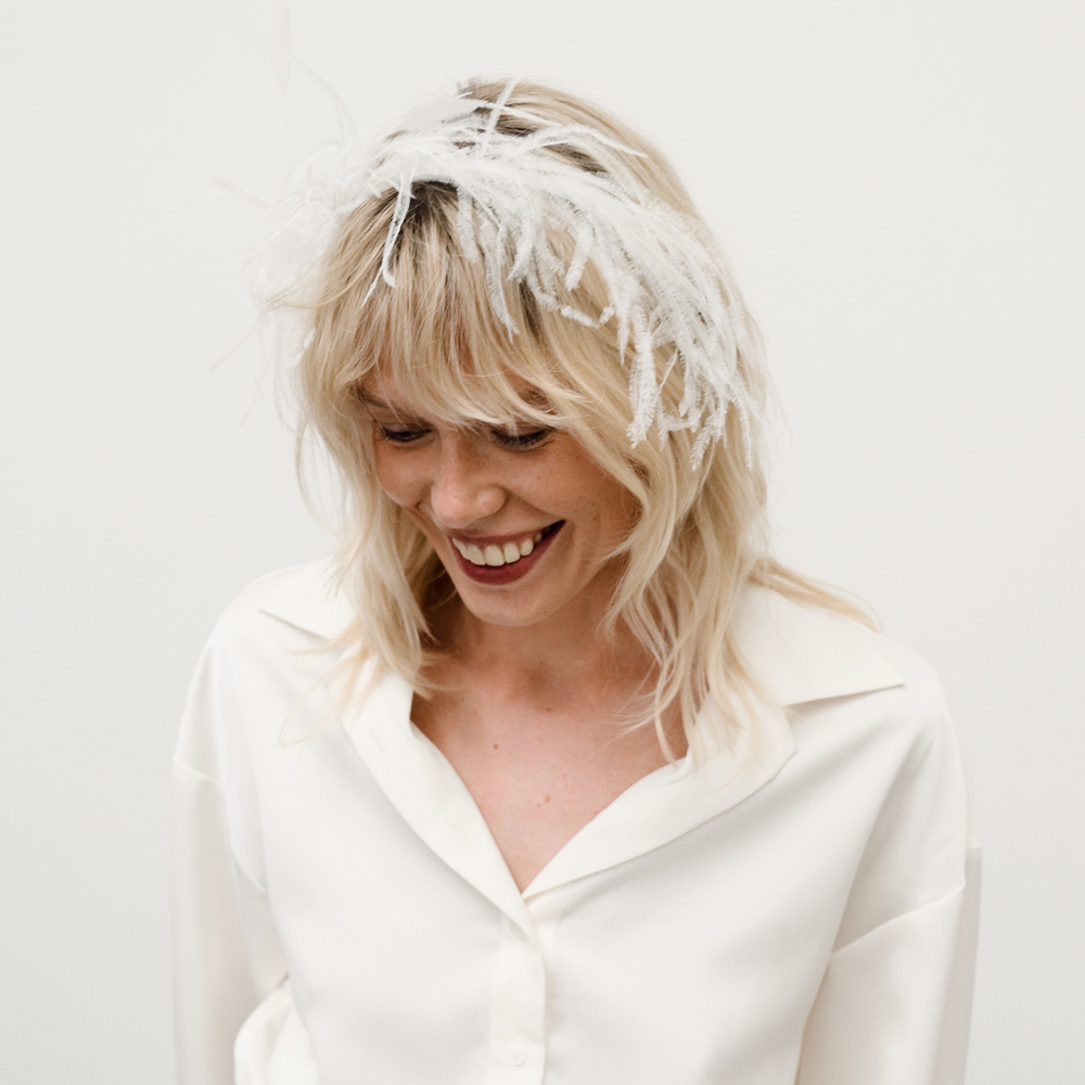 Ободок тонкий с редкими перьями, белый