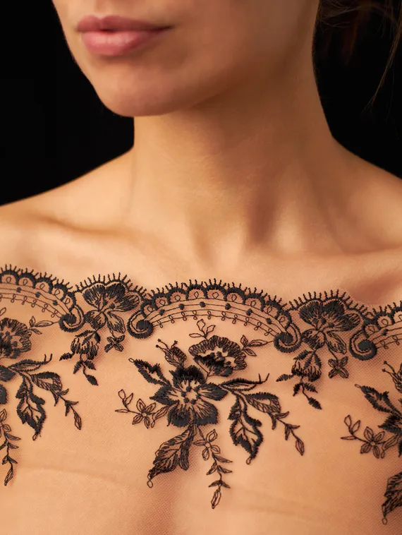 05-73 Вышивка на неэл. сетке 18 см, бежевый/черный (правая)