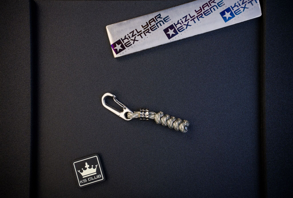 Короткий брелок с карабином