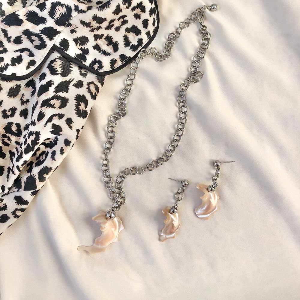 Серьги-пусеты с перламутром Серьги-пусеты с перламутром