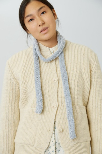 Шарфик из плюшевой пряжи серого цвета