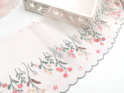 Вышивка на сетке, 22 см, ЛЕВАЯ, цветы на нежно-розовом фоне (Артикул: VS-2021), м