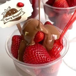Стаканчик с клубникой и шоколадом