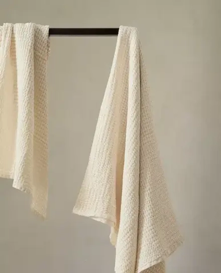 ZARA HOME БАННОЕ ПОЛОТЕНЦЕ С ВАФЕЛЬНЫМ УЗОРОМ, ЦВЕТ СЛОНОВОЙ КОСТИ