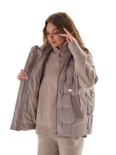 Пуховый жилет с вязаным капюшоном в цвете капучино