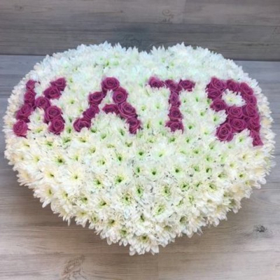 Имя девушки из хризантем с розами