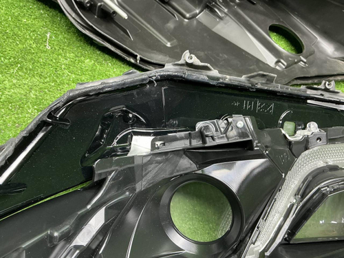 Стекло и корпус фары Toyota Camry xv70 (2017-2024)