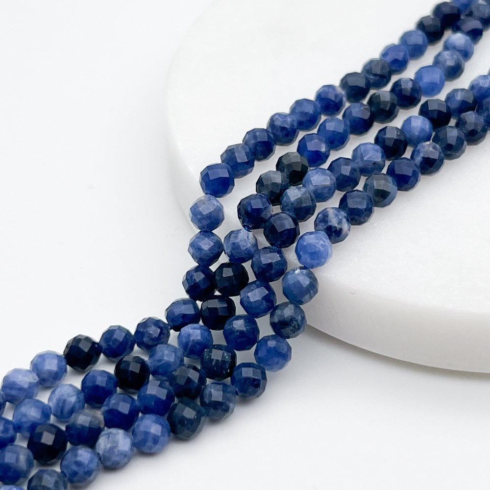 Содалит граненый бусины, диаметр около 5-5,1 мм, цена за отрезок 19 см (1/2 нити)