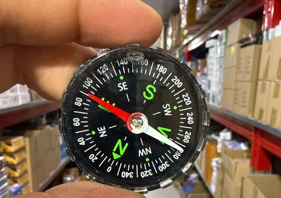 Компас черный с водой