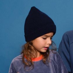 Шапка темно-синего цвета