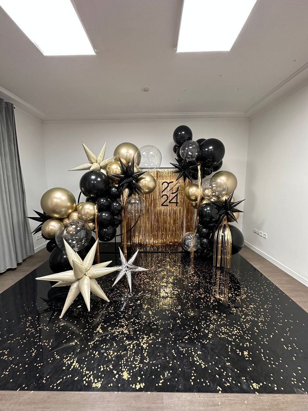 Фотозона на Новый год в золоте с черным