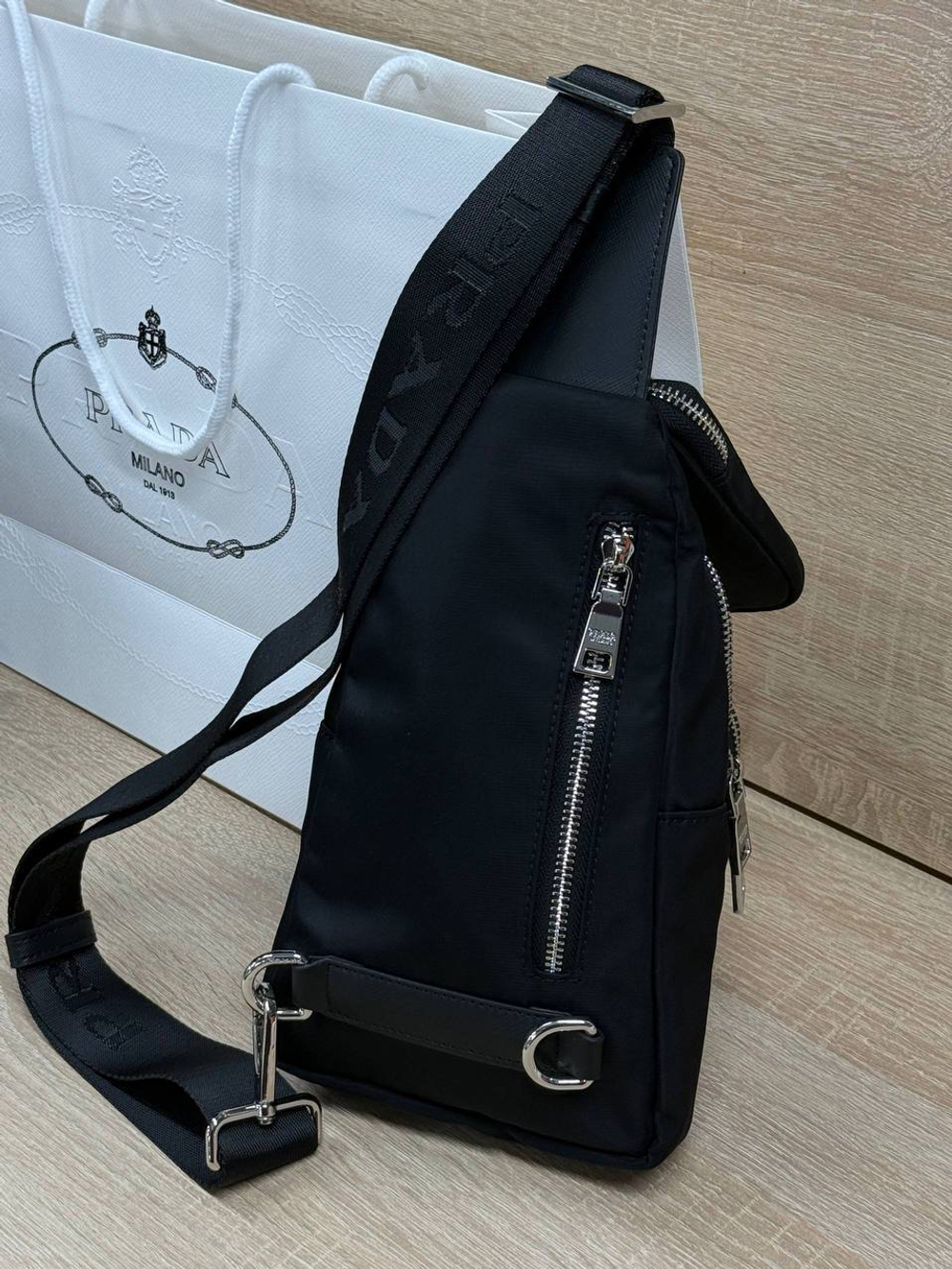 Сумка-слинг Prada