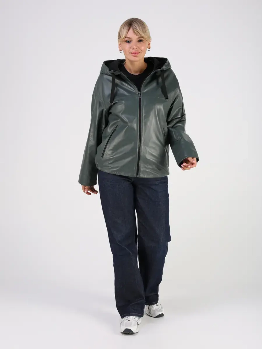 Кожаная куртка демисезонная с капюшоном короткая