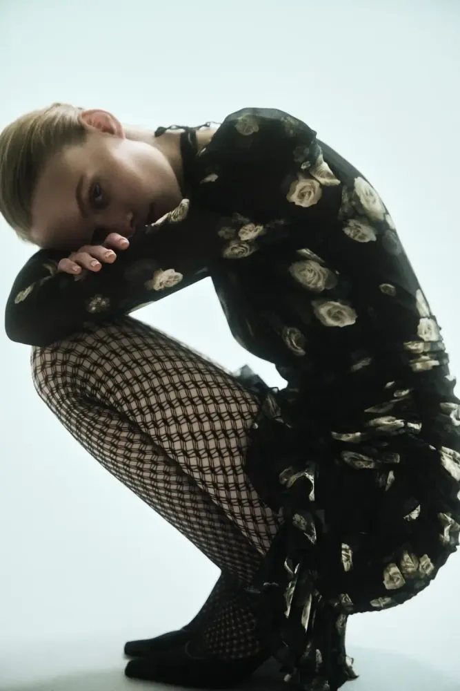 Josephine sleeves, платье мини с длинным рукавом из бордового крепдешина с цветочным принтом