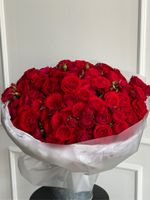 Гранд-букет из красных, кустовых пионовидных роз