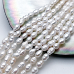 Жемчуг, размер около 5,3-5,8*3,4-3,7 мм, цена за нить 35 см