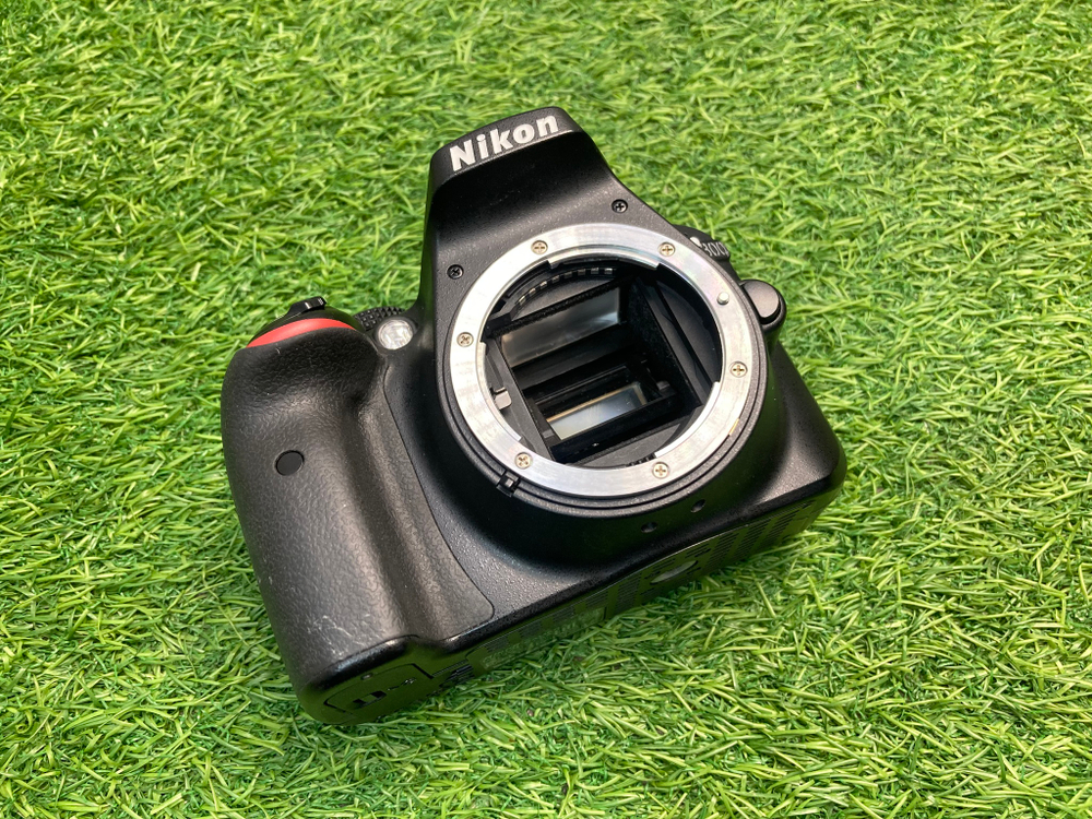 Nikon D3300 Kit 18-55mm VR II 12.600 кадров