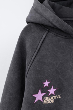 ZARA ТОЛСТОВКА С ЭФФЕКТОМ ПОТЕРТОСТИ С КАПЮШОНОМ И ТЕКСТОМ, АНТРАЦИТОВО-СЕРЫЙ