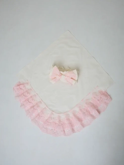 Кружевной уголок и бант на выписку