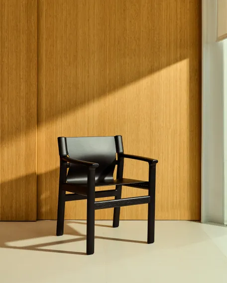 Стул Jan из переработанной кожи черного цвета и ясеня в черном цвете