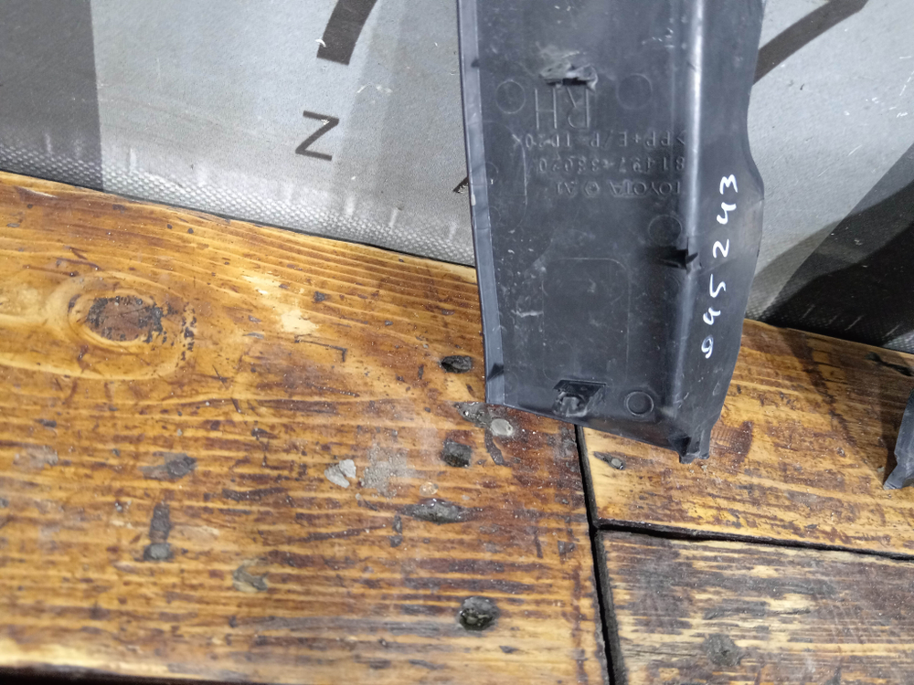 Накладки задних фонарей левая правая комплект Toyota Camry (XV70) 17-нв Б/У Оригинал 8149833020