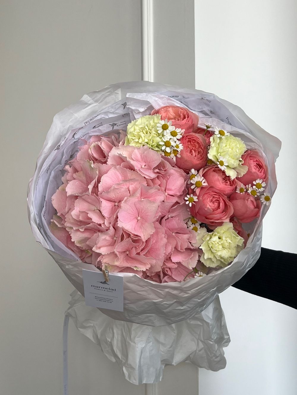 Букет сборный из гортензии, ромашки, кустовых пионовидных роз и диантусов