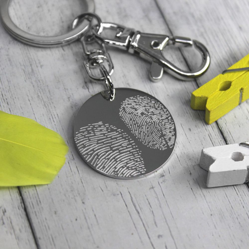 Брелок с гравировкой отпечатков пальцев на заказ