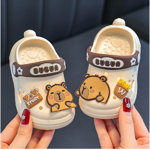 Сабо со значками "Capybara"