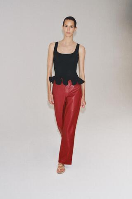 ZARA ТРИКОТАЖНЫЙ ТОП С ВОЛНИСТЫМ КРАЕМ, ЧЕРНЫЙ