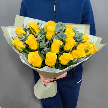 Букет из 19 желтых роз с веточками эвкалипта (Кения 40 см)