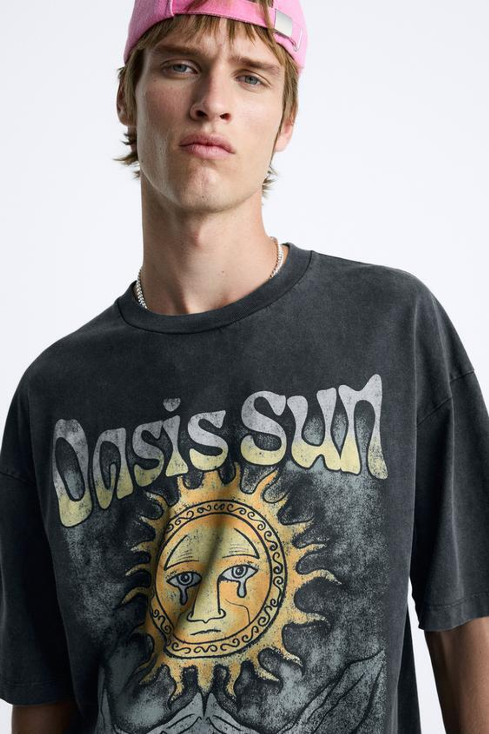 ZARA ФУТБОЛКА ИЗ ТКАНИ С ЭФФЕКТОМ ПОТЕРТОСТИ С ПРИНТОМ, ТЕМНЫЙ АНТРАЦИТ