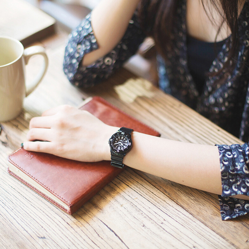 Часы CASIO YOUTH 100, LRW-200H-1B