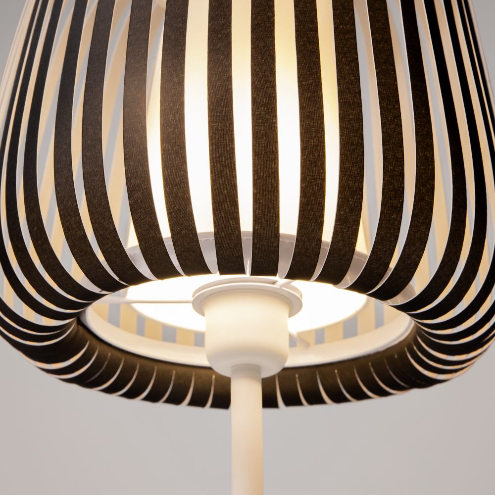 Настольный светильник Maytoni MOD409TL-01B