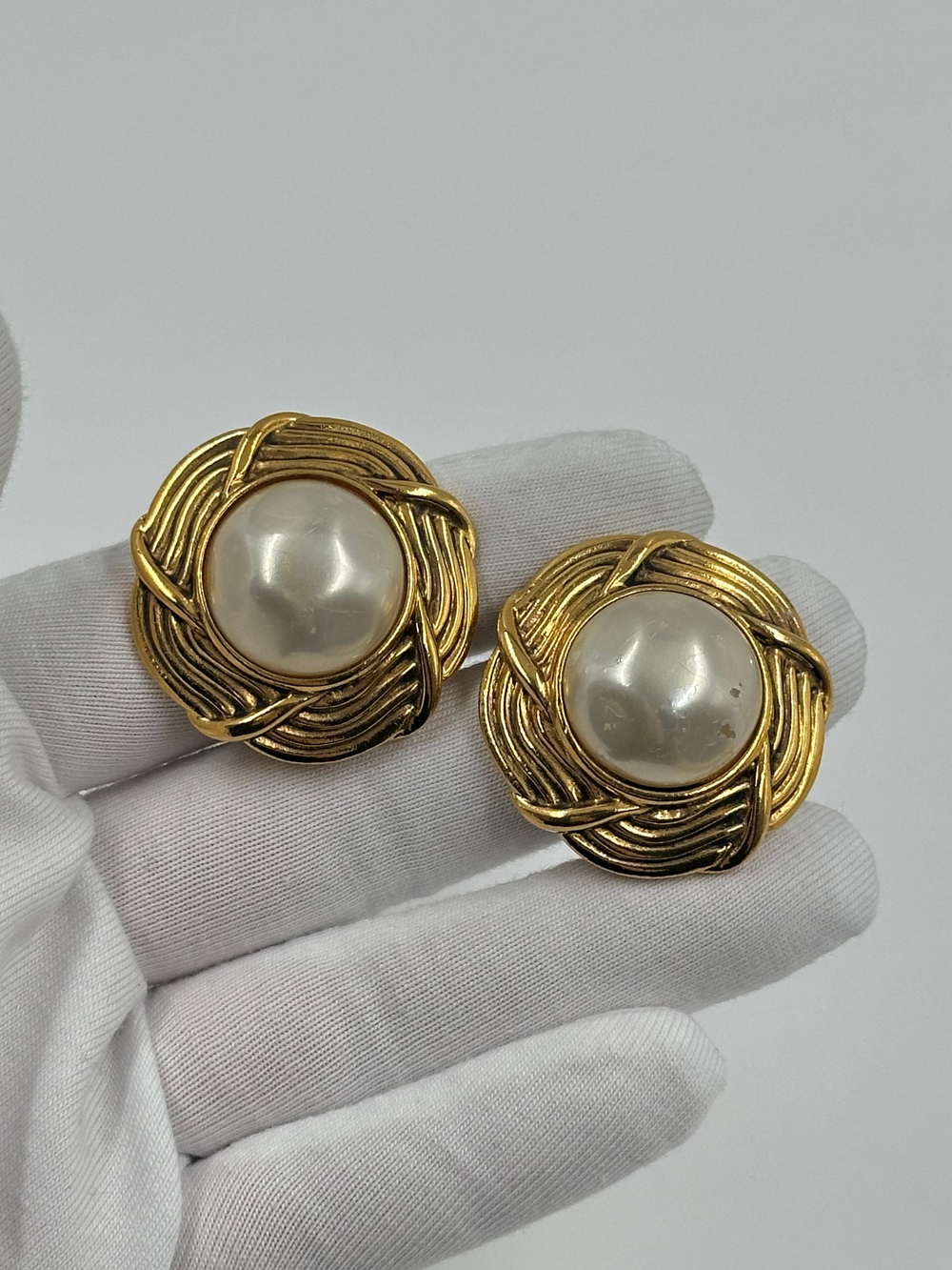 Клипсы с «жемчугом» Chanel