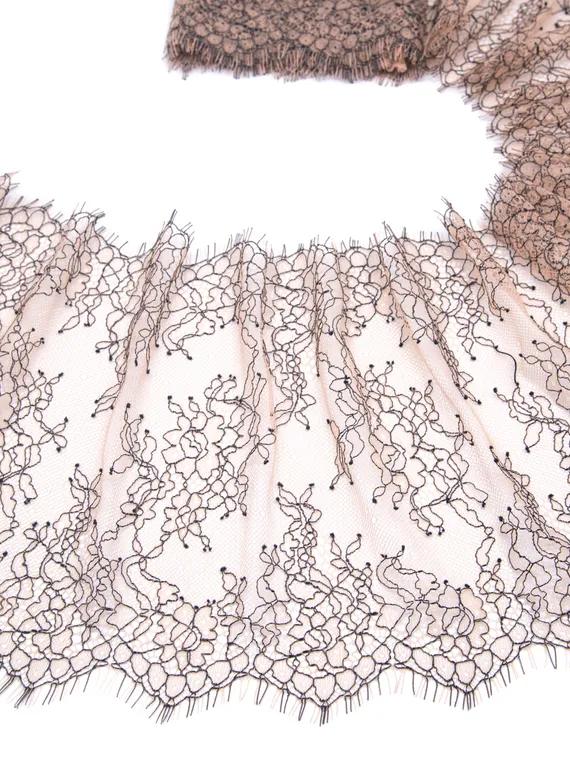 01-11 Кружево шантильи 23 см, бежевый/черный