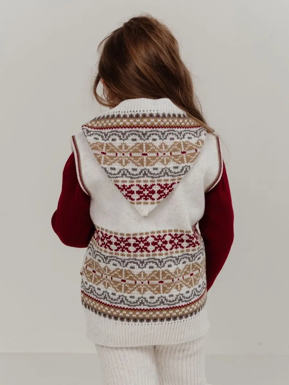 Жилетка вязаная с капюшоном