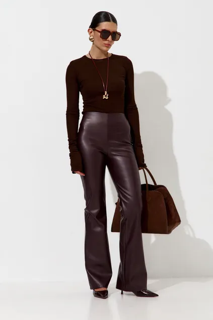 Брюки клеш из экокожи цвета вишни в шоколаде
