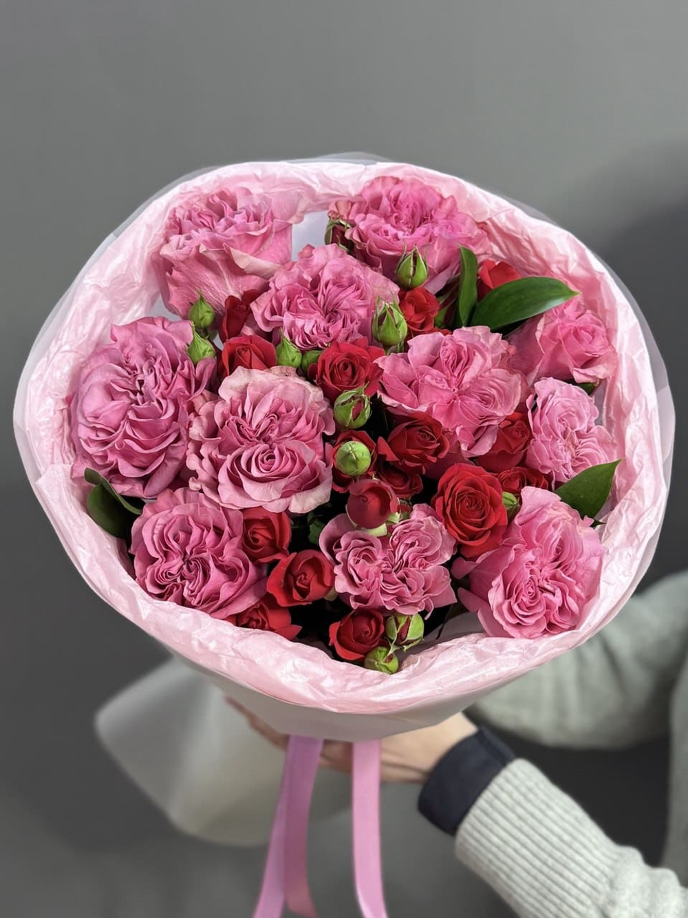 Дуо-букет с пионовидными розами "Кантри Блю" и красными кустовыми розами