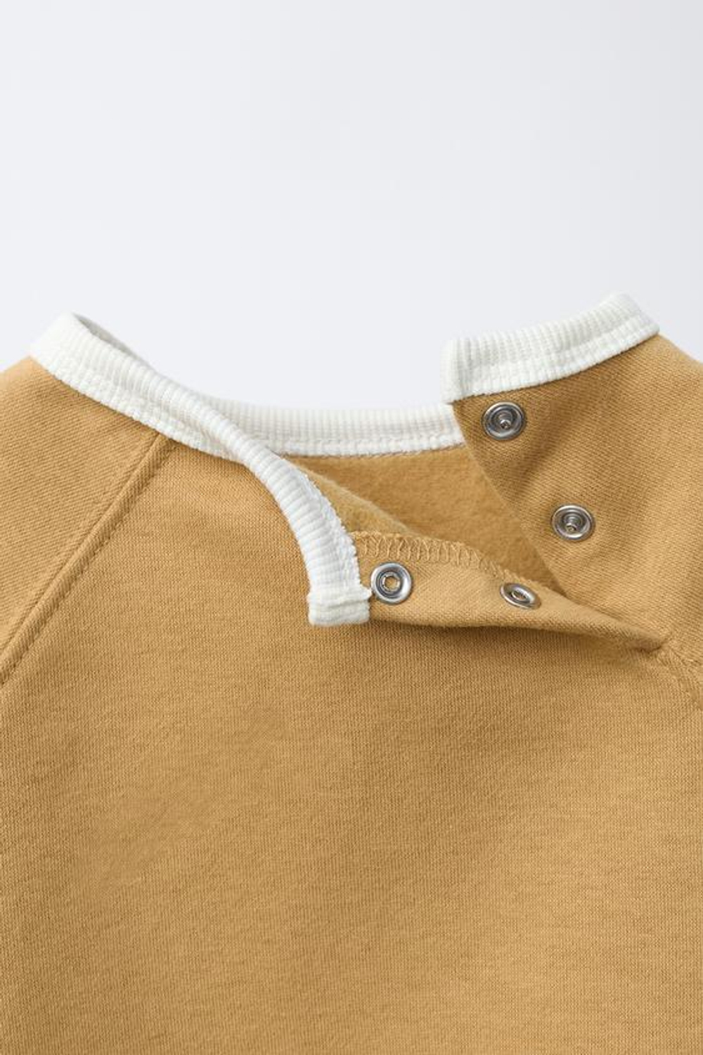 ZARA КОМПЛЕКТ: ТОЛСТОВКА И БРЮКИ С КОНТРАСТНЫМИ ДЕТАЛЯМИ, ОХРА