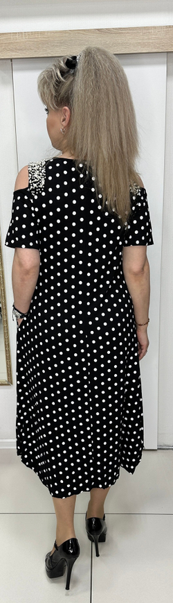 Трикотажное платье в горошек с вынутыми плечиками