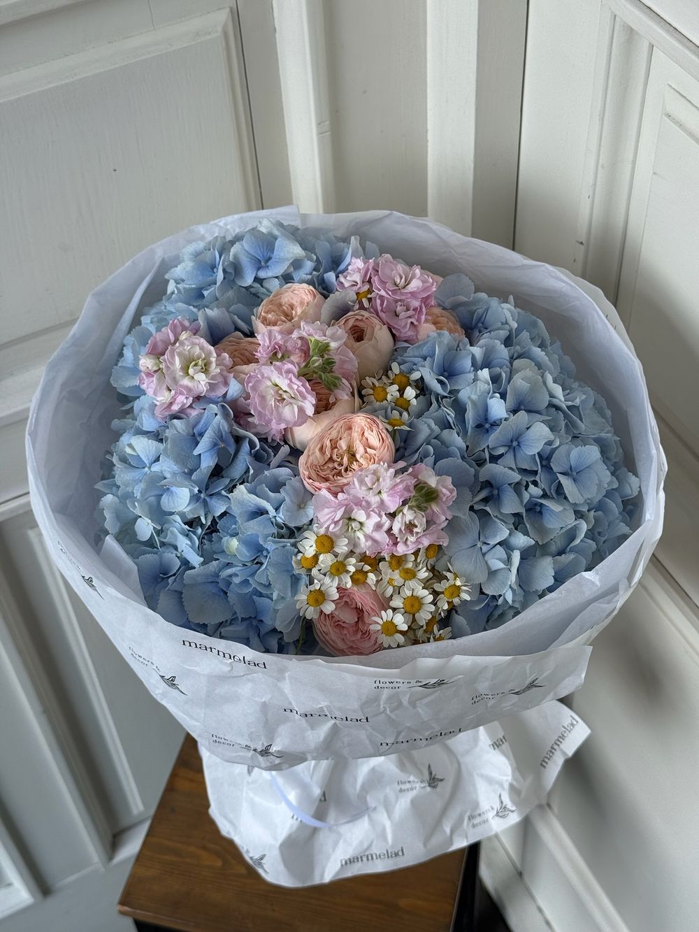 Букет сборный из гортензии, кустовых пионовидных роз, маттиолы и ромашки