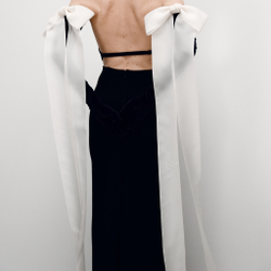 Черные перчатки с белыми бантами