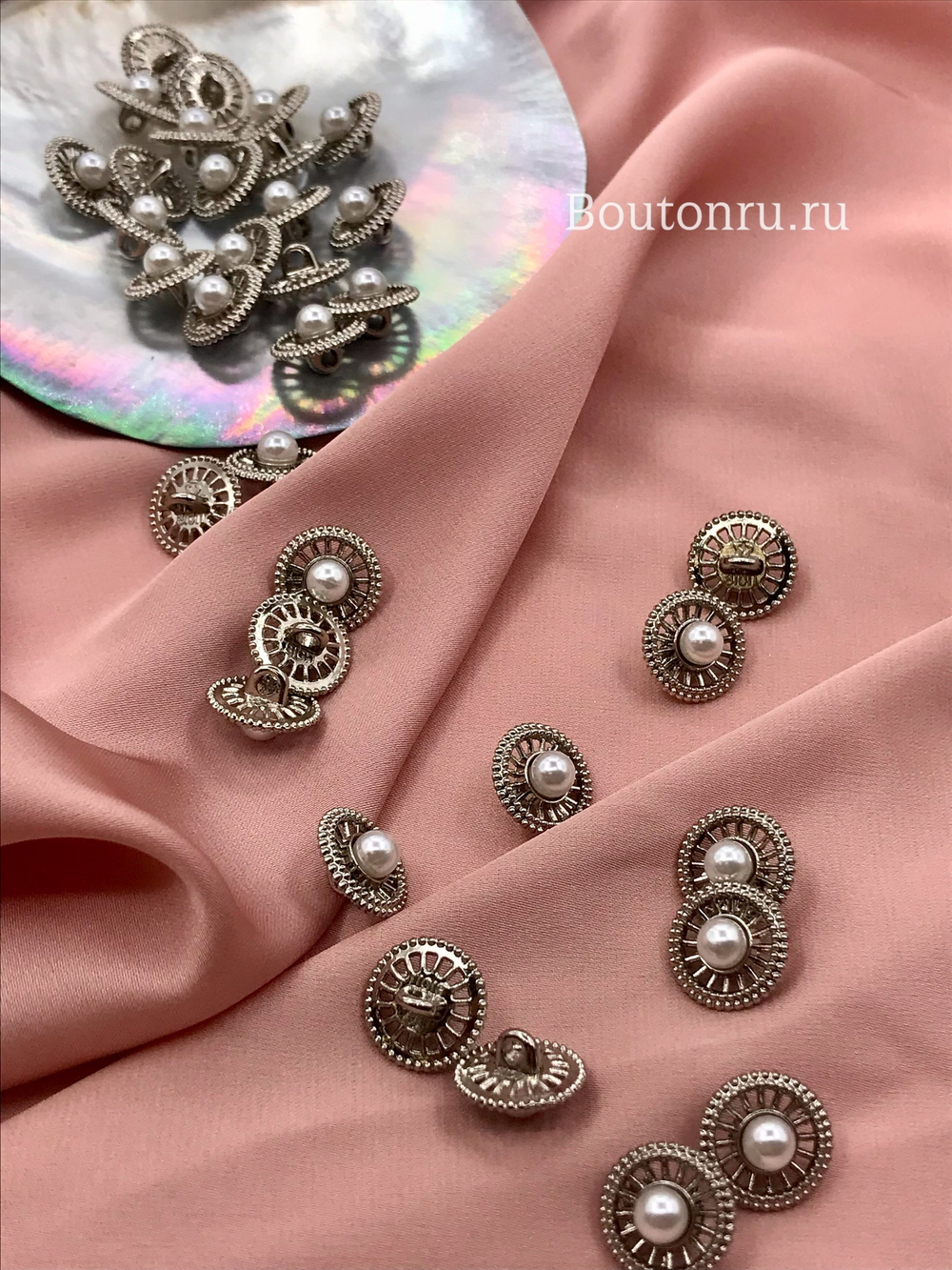 Пуговицы серебристые с жемчугом с лучиками