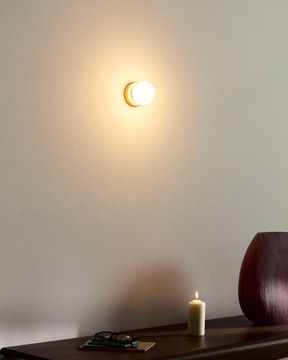 Настенный светильник Brisia из латунного металла со стеклянным шаром Ø8 см