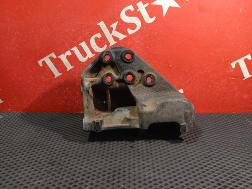 Кронштейн бампера правый