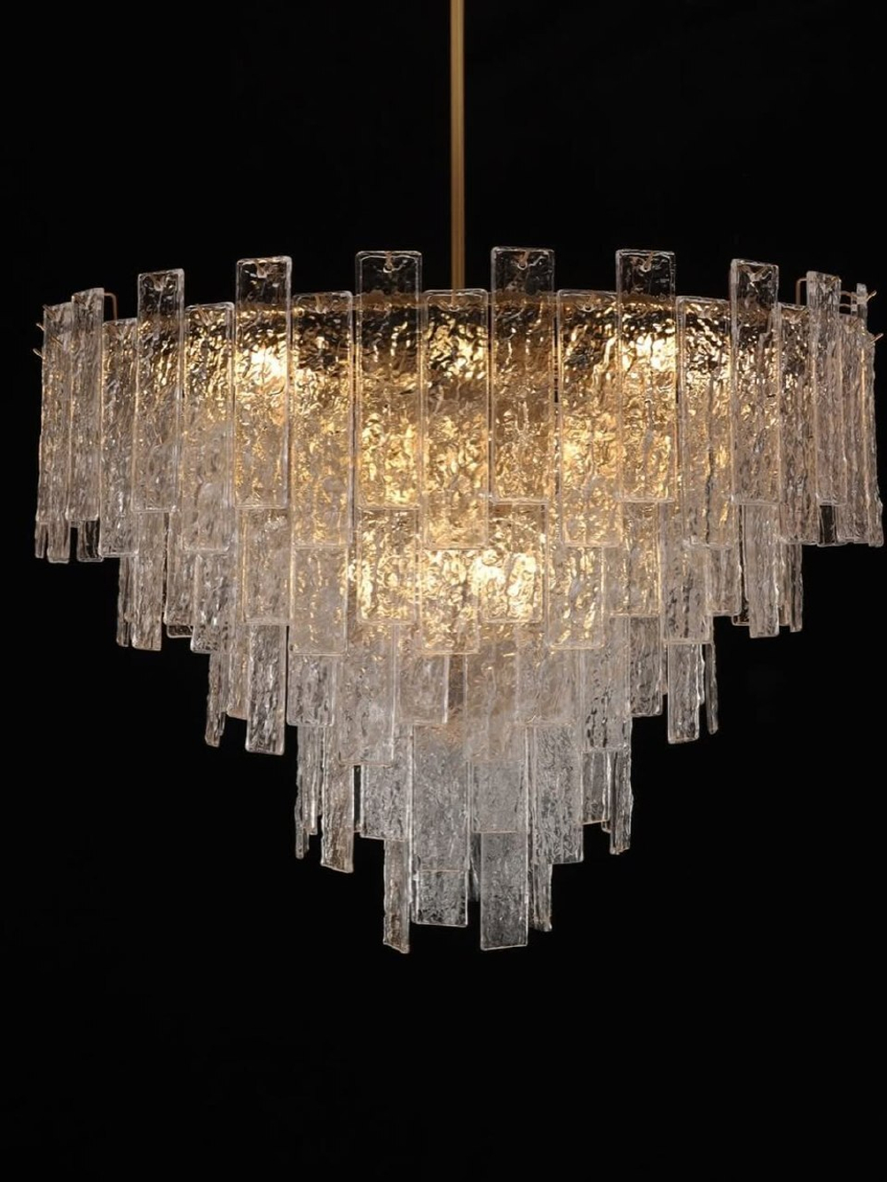 Элегантная люстра из рельефного стекла с многоярусным дизайном.