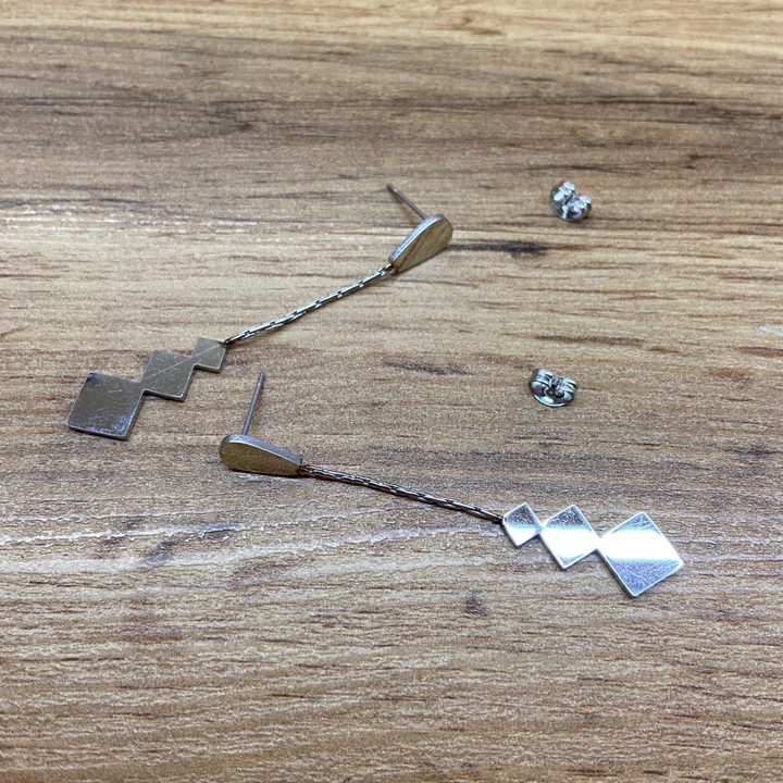Серьги-гвоздики капля перевернутая жгутики 3 ромба на увеличение цвет серебристый