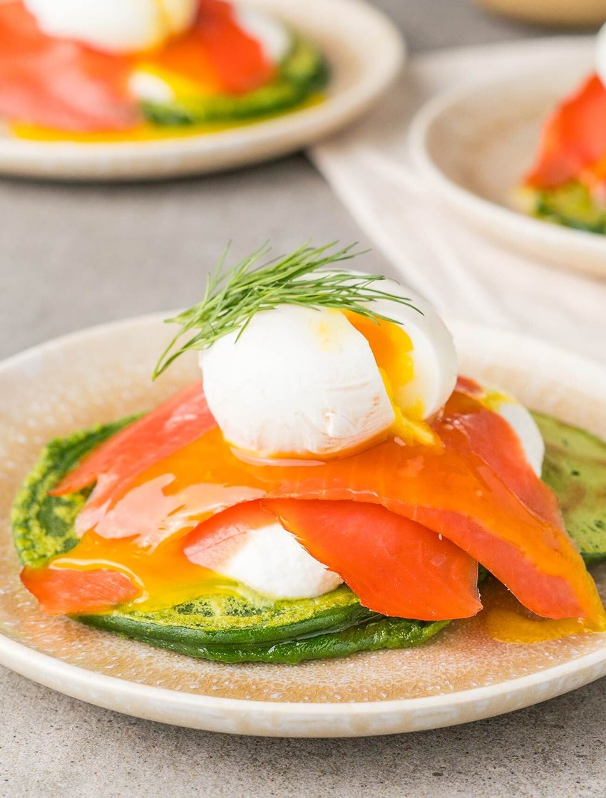 Зеленые панкейки с копчёным лососем и пашот