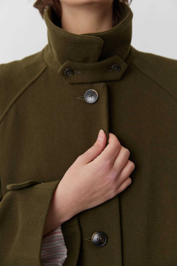 Объемное пальто зеленого цвета